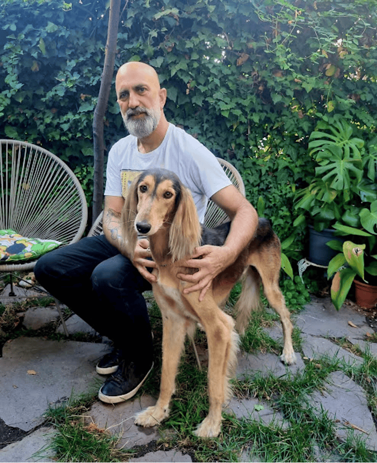 Enrique de la Morena con Saluki de pelo marrón