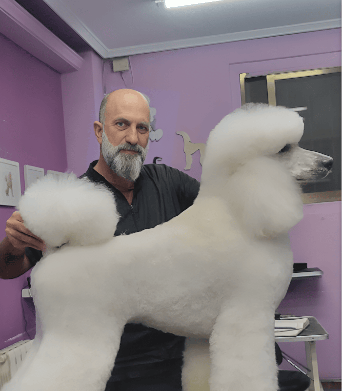 Enrique con un perro con el pelo cortado